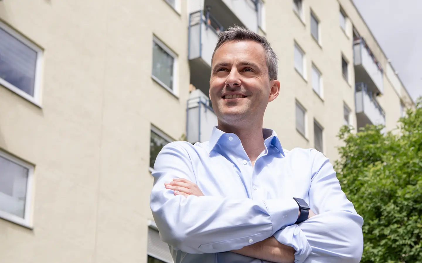 Johannes Köck vor einem klassischen Münchner Wohnblock
