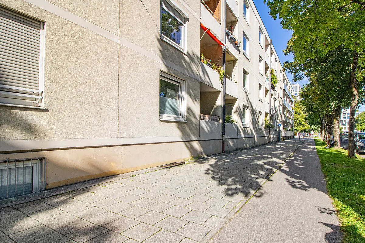 Straßenansicht eines Mehrfamilienhauses in München