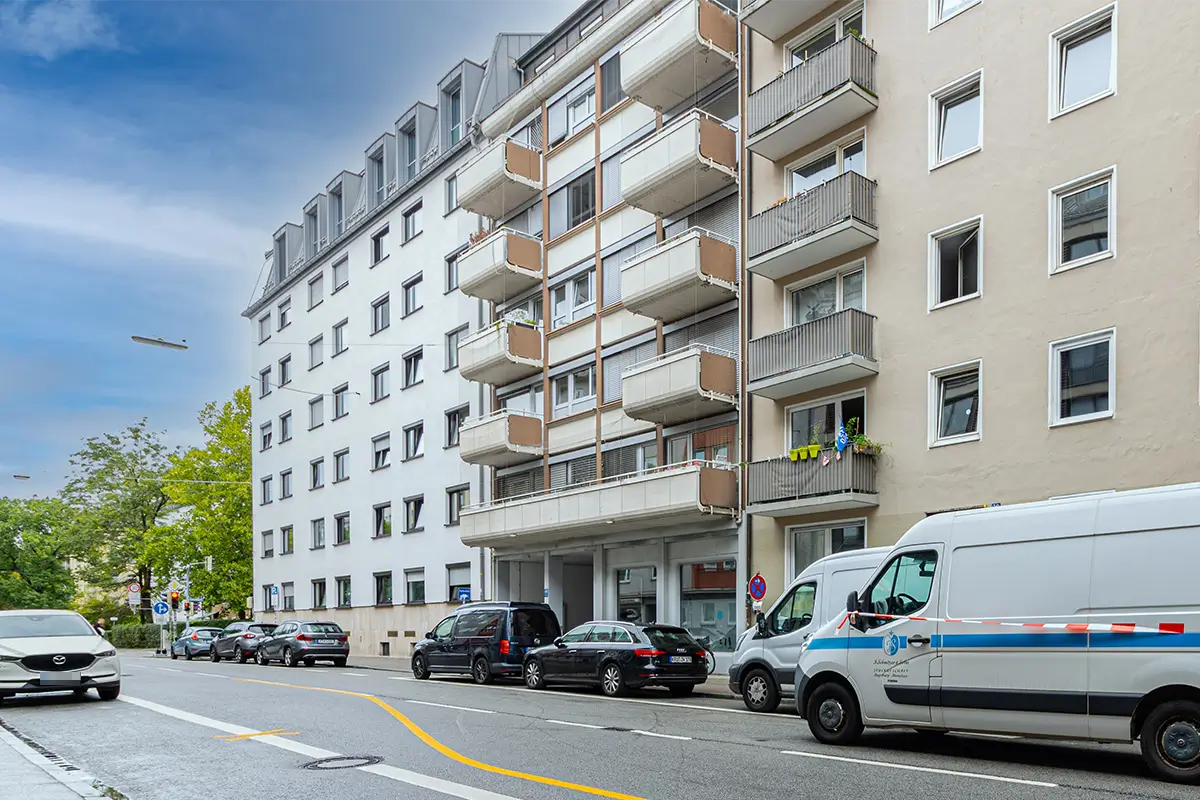 Zentral gelegenes Mehrfamilienhaus in München mit Balkonen zur Straße